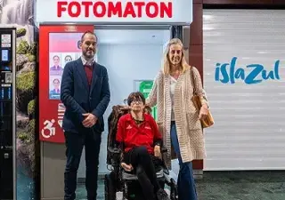 Momento de la presentación del fotomatón accesible de Islazul, con la persona con movilidad reducida que lo probó por primera vez (Fuente: Islazul)