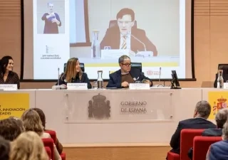 En el escenario están sentado los 4 ponentes principales de la presentación de la app, con Alberto Durán como protagonista