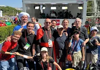 Un grupo de personas con discapacidad, con sacerdotes y el presidente de la Conferencia Episcopal, Juan José Omella (Fuente: Clara Garrit / JMJ)