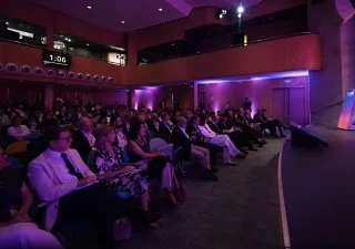 Vista general del auditorio durante el Encuentro de la Economía Digital y las Telecomunicaciones de AMETIC en Santander, con ponencia en el escenario y asistentes siguiendo la intervención