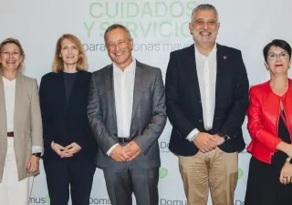 representantes de DomusVi junto a representantes de la Xunta de Galicia