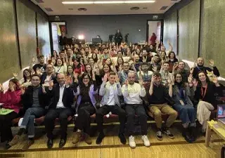 Todas las personas asistentes al V Congreso de la Juventud Sorda de la CNSE en Madrid (Fuente: ILUNION)