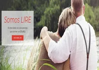 Imagen de la web de la Liga Reumatológica Española, con una pareja abrazada (Fuente: Servimedia)