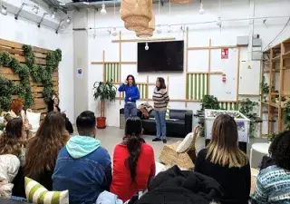 Un momento de una de las clases de lengua de signos impartidas por APESORJE (Fuente: LUZ Shopping)