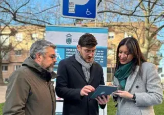 La alcaldesa del municipio Lola Moreno observando el funcionamiento de la app (Fuente: Ayuntamiento de Majadahonda)