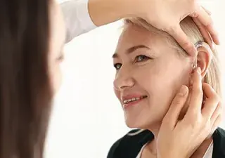 Una persona mayor en una revisión periódica con su audiólogo (Fuente: ALAIN AFFLELOU)