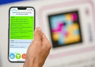 Aplicación móvil de Metro de Madrid indicando un itinerario, junto a un código de NaviLens (Fuente: Metro de Madrid)