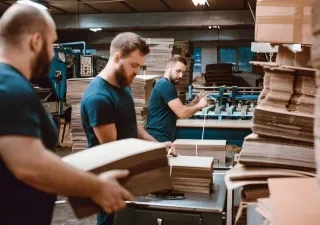 Personal trabajando en una empresa de cartón