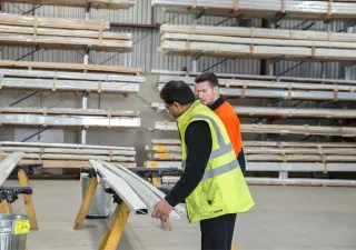 Personal trabajando en un almacén de construcción