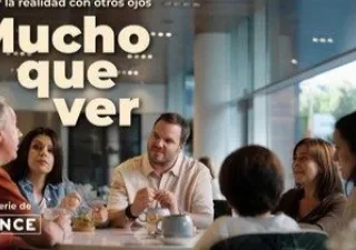 Portada de la serie 'Mucho que ver' con los 5 personajes interactuando en una mesa y los logos de ONCE y Prime Video abajo