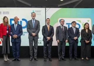 Representantes de varios paises que forman parte del PID y Durán, presidente de Fundación ONCE.