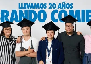 Cinco personas posan juntas frente a un fondo claro vistiendo birretes de graduación. En la parte superior aparece un texto grande en azul: “LLEVAMOS 20 AÑOS CELEBRANDO COMIENZOS”. A la izquierda se lee: “Formamos a personas con discapacidad intelectual para que la graduación sea su primer paso en el mundo laboral”, junto a los logos de Fundación Prodis y la Universidad Autónoma de Madrid. A la derecha hay un código QR con el texto “Ayúdanos a crear más oportunidades”.