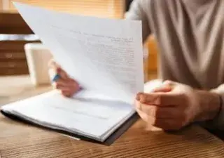 Una persona trabajando en una oficina y repasando unos documentos (Fuente: Feder)