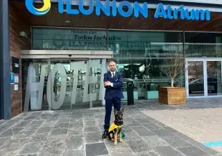 Lia la perro guía en la puerta del ILUNION Atrium de Madrid