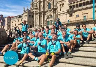 Foto de familia en la Plaza del Obradoiro de Santiago de Compostela, con algunos de los ciclistas participantes en la prueba de la Pilgrim Race