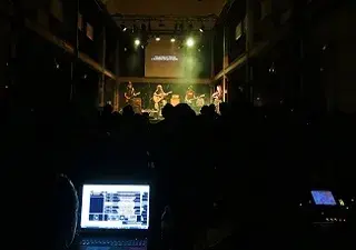 Actuación de José Carreño Banda, con subtitulado e intérprete LSE, en el Festival Predifest (Fuente: Predif)