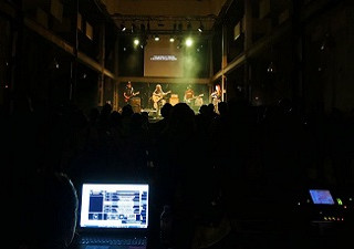 Actuación de José Carreño Banda, con subtitulado e intérprete LSE, en el Festival Predifest (Fuente: Predif)