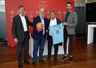 Momento del acto de entrega de equipaciones y material deportivo (Fuente: RFEF)