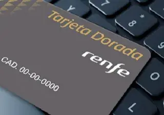 La Tarjeta Dorada de Renfe encima del teclado de un ordenador (Fuente: Renfe)