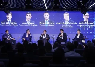 Panel de expertos durante el I Summit ‘Expertos en Salud’ de la Fundación Cofares, dedicado a la salud mental y el acompañamiento emocional desde la farmacia, celebrado en Madrid ante un auditorio repleto de asistentes.