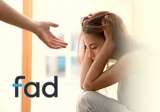 Una persona jóven con problemas de salud mental junto a una mano que ofrece ayuda (Fuente: Fad Juventud)