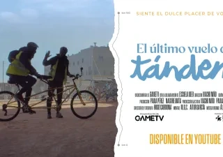 a la izquierda aparecen 2 personas y una bicicleta doble. A la derecha el título del vídeo "El último vuelo del tándem"