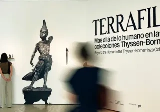 exposición terrafilia en el museo con gente visionandola