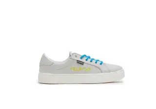 modelo de zapatillas con los coleres corporativos de  ILUNION