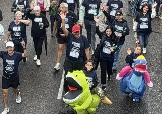Personas caminando con la camiseta conmemorativa de la carrera