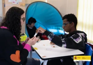 mujer interactuando con un niño con autismo