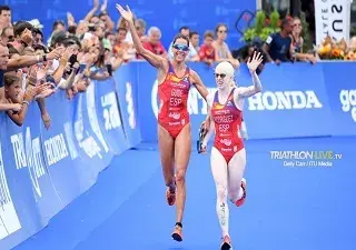 Susana Rodríguez tras ganar el Mundial de triatlón de 2019 junto a su guía, Paula García (Fuente: Comité Paralímpico Español)