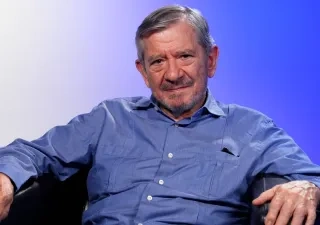 Enrique Barón Crespo, expresidente del Parlamento Europeo, sentado en un sillón durante una entrevista de la serie audiovisual «El Sillón de la Europa Social» impulsada por el CERMI.
