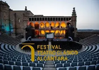 Banner con el logotipo y el recinto donde se celebra el Festival de Teatro Clásico de Alcántara