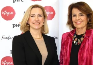 Ambas presidentas en el fotocall de las entidades