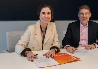 Los dos representantes firmando el acuerdo