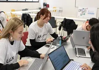Alumnos de UAX FP participando en el Hackathon Solidario Innicia (Fuente: Fundación UAX)