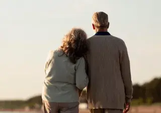 personas mayoresde espaldas agarrando uno a otro de forma bonita