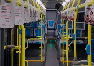 Perchas informativas en un autobús