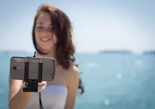 Una joven con un móvil usando sus aplicaciones