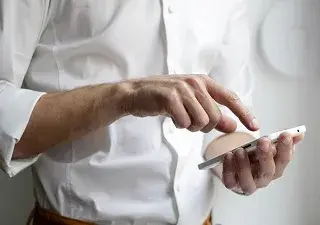 Una persona usando una app móvil (Fuente: Bankinter)