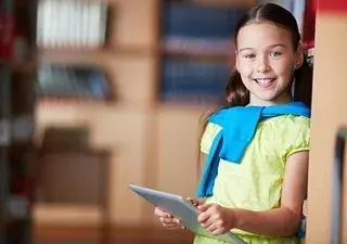 Persona con discapacidad auditiva usando aplicaciones móviles accesibles