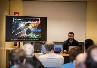Enrique Pérez Montero, astrónomo ciego, dando una charla (Fuente: ONCE)
