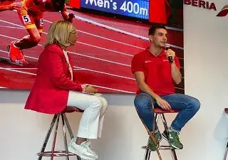 Gerard Descarrega (derecha) se dirige a empleados de Iberia durante la charla mantenida en Madrid (Fuente: Iberia)