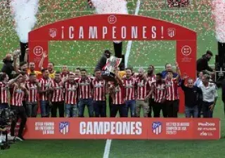 El equipo entero posando con la copa de la liga