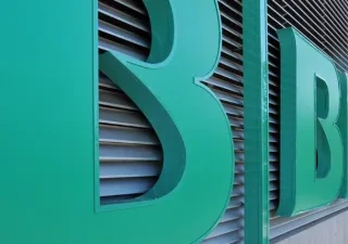 letras de la empresa en la entrada a sus oficinas centrales