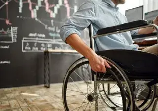 Un estudiante universitario con discapacidad aprovechando las becas