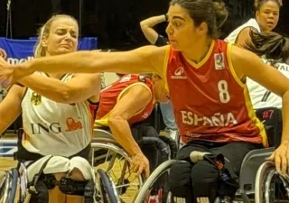 Bea Zudaire intenta robar el balón en el partido de hoy entre España y Alemania