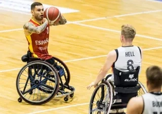 Óscar Onrubia intenta encestar en un partido de España en el Europeo de Baloncesto en Silla de Ruedas