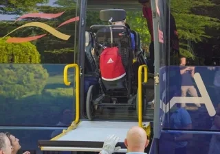 Una persona con movilidad reducida subiendo al autobús