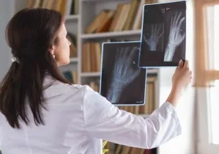 Una especialista consulta unas radiografías